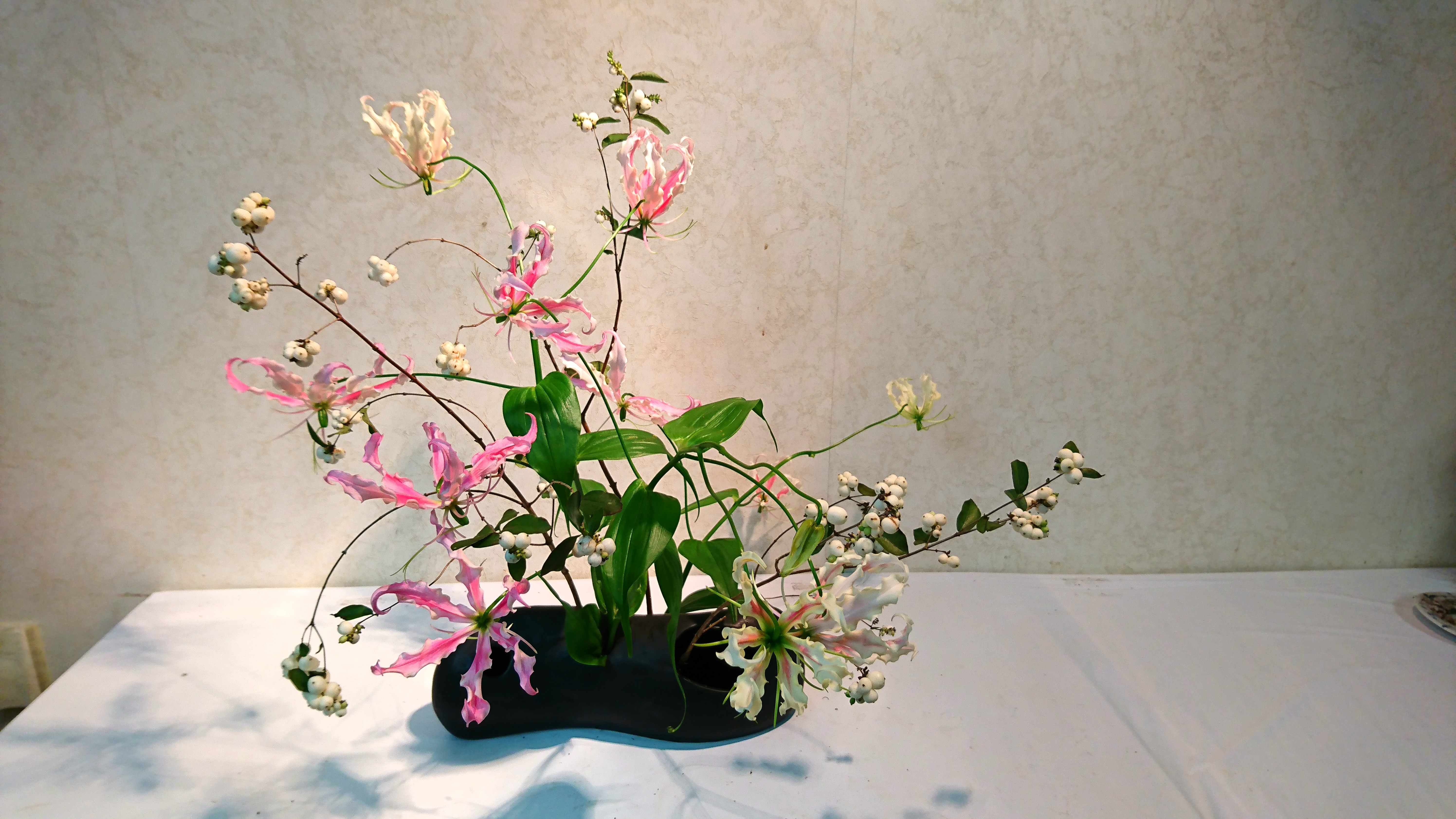 ピンクのグロリオーサに癒されて 生け花に いけばな Sogetsu 教室 つくば